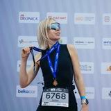 Блондинка в кроссовках