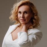Ведущая по стране