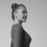 Лиза с пресс-релизом 🦭