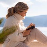 Света Исследует Жизнь и Пишет Книгу