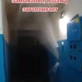 человек застрял в лифту из-за короткого замыкания, и шахту затапливает